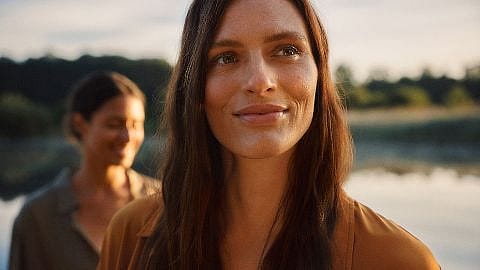 mujer sonriendo mientras mira a un lado