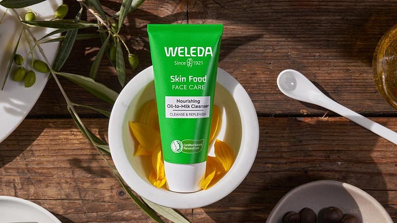 bálsamo limpiador de skin food sobre una mesa con sus principales ingredientes