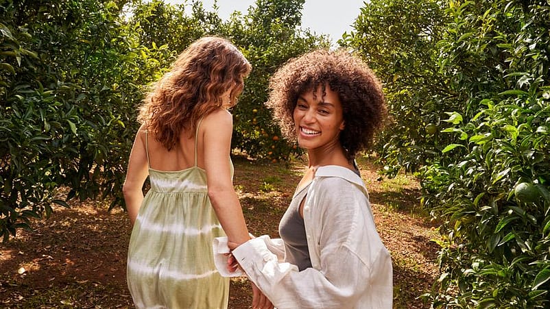 dos mujeres en la naturaleza sonriendo