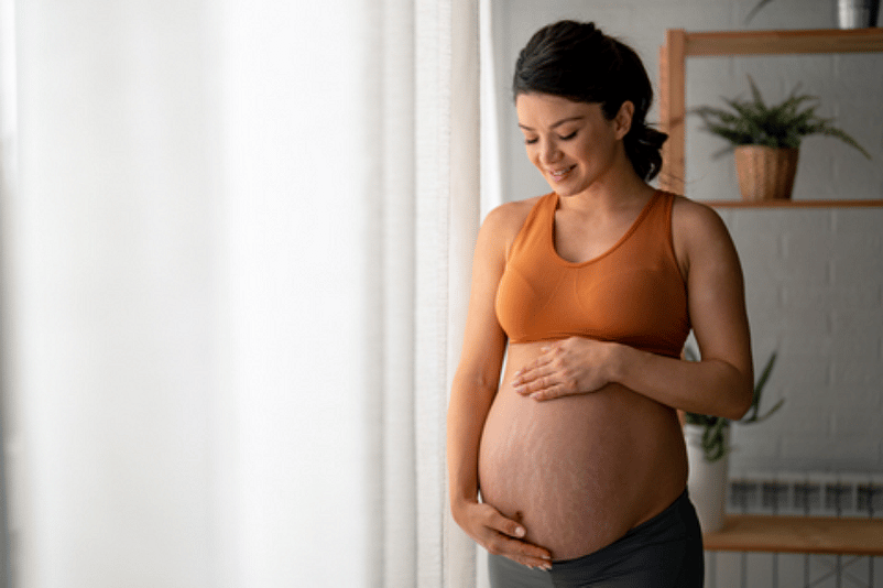 Zwangere vrouw met een blote buik