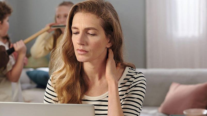 Frau reibt sich den Nacken