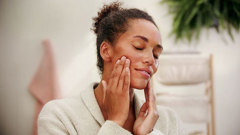 Kvinna masserar ansiktet