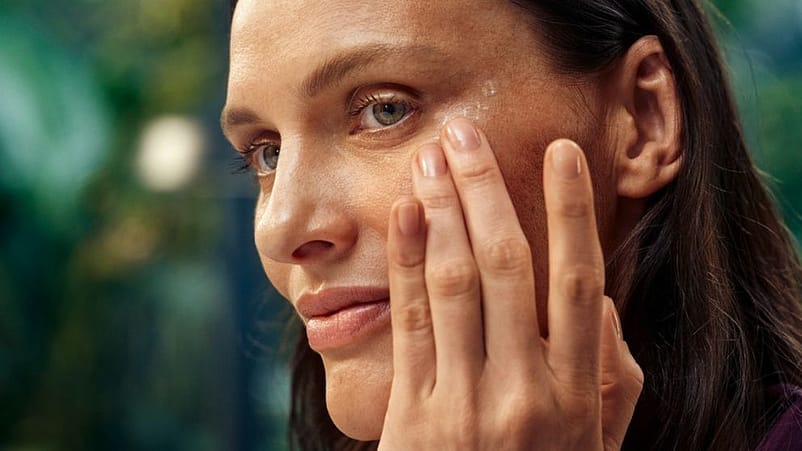 femme qui s'applique de la crème sur le visage