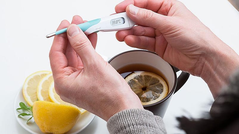 Fiebermesser in den Händen