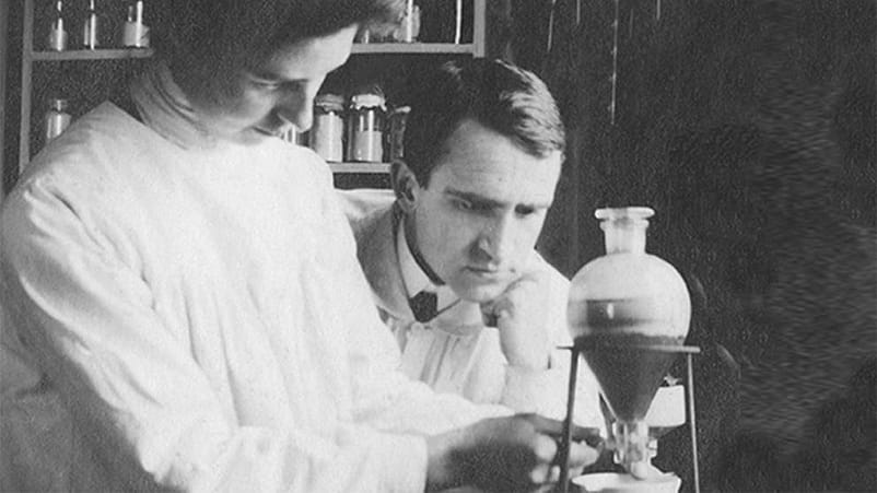 Junger Oskar Schmiedel bei der arbeit im Labor