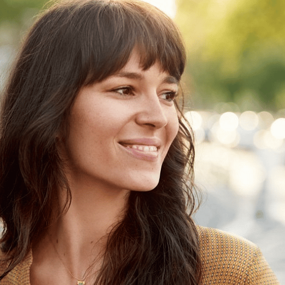 mujer mirando a un lado mientras sonrie