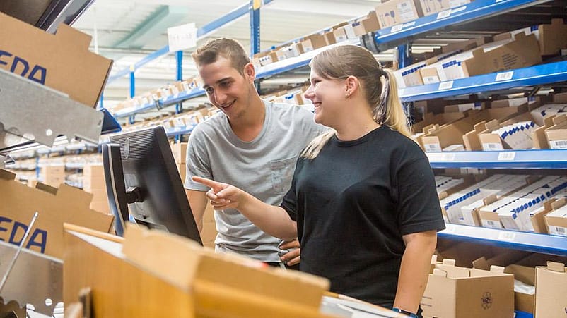 Eine Frau und ein Mann im Lager