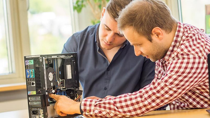 Zwei Männer vor einem offenen Computer
