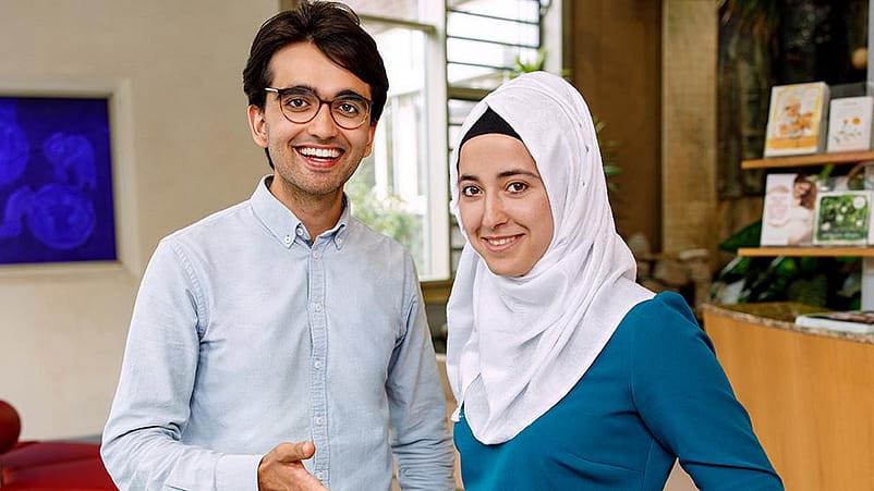 Frau und Mann im Büro