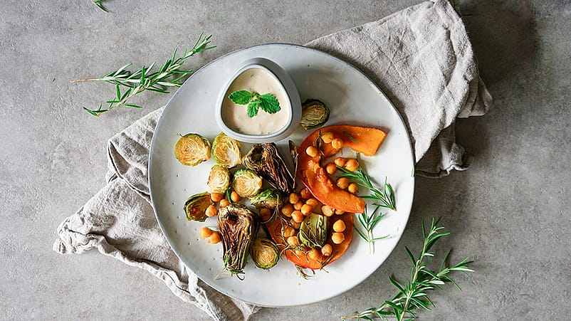 Légumes au four dans l'assiette
