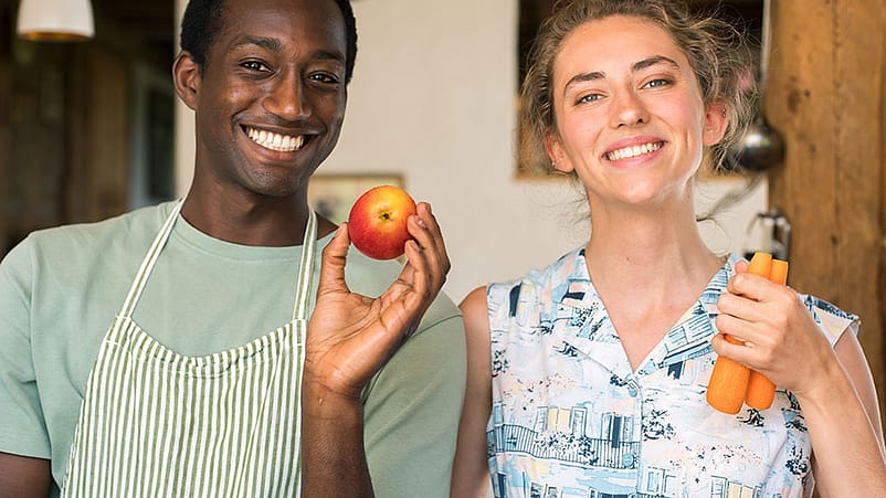 Paar mit Apfel und Karotten
