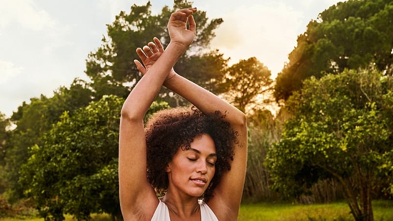 Femme avec les bras en l'air