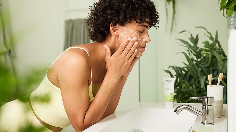 Vrouw wast haar gezicht