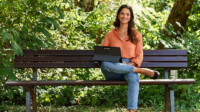 Frau auf einer Bank im Garten