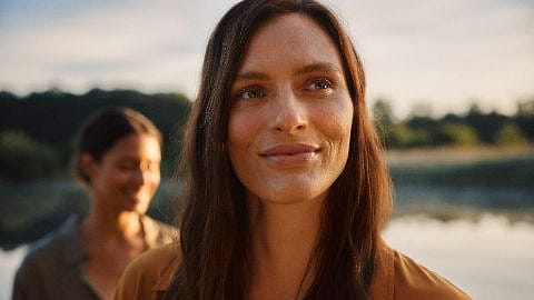femme devant un lac dans le fond
