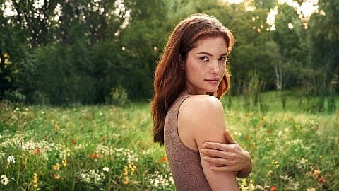 femme dans un champs