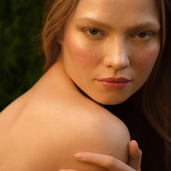 mujer mirando a la camara