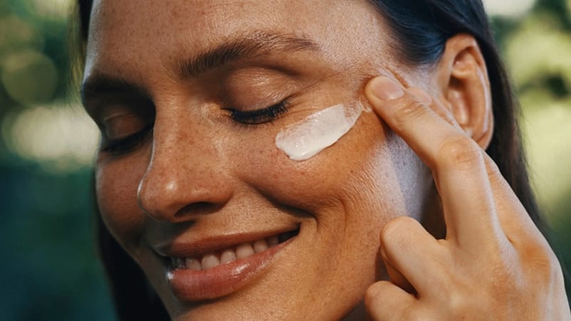 Vrouw die crème opsmeert