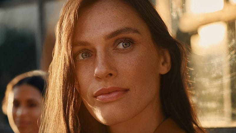 mujer mirando a un lado