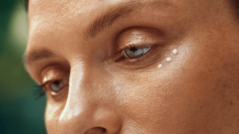 mujer con el contorno de ojos aplicado