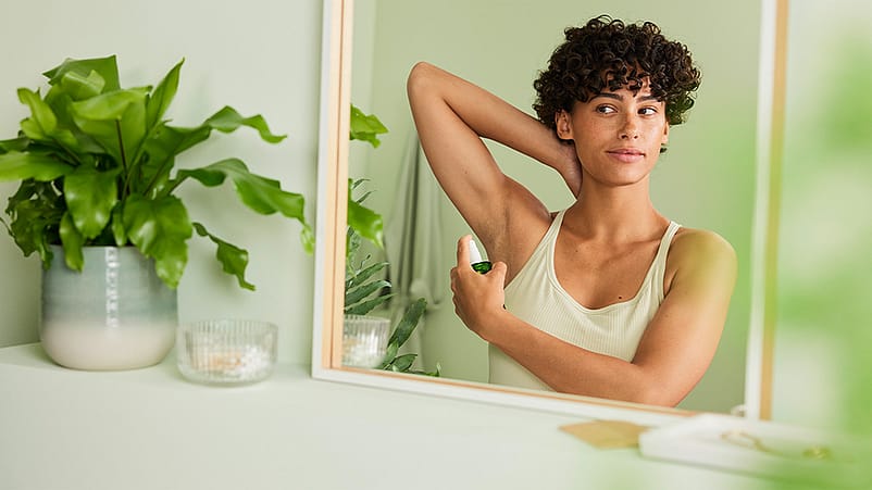 femme avec déodorant