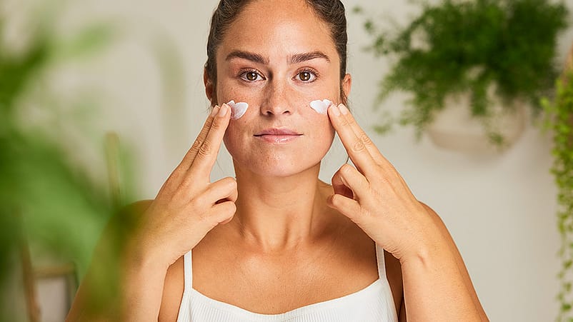 femme lors du nettoyage du visage