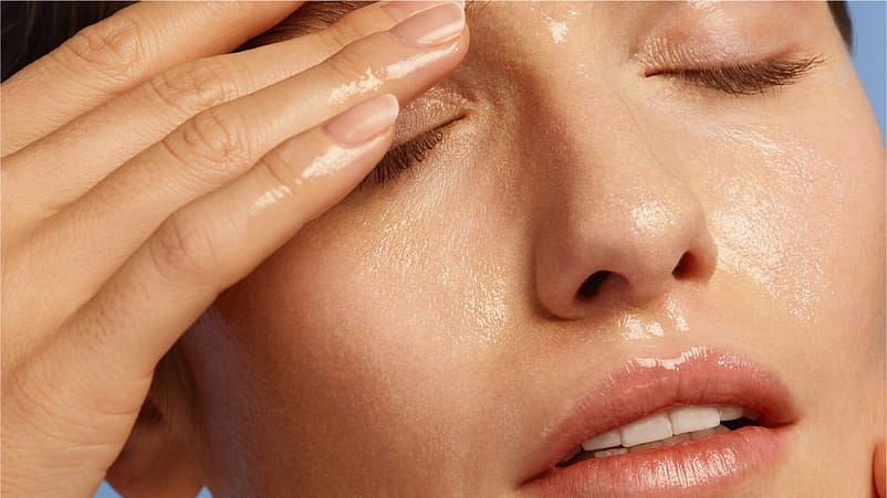 frau wäscht ihr gesicht