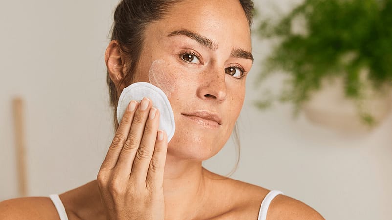 Vrouw reinigt gezicht