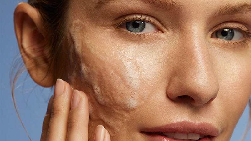 mujer aplicandose el gel limpiador durante la rutina de limpieza