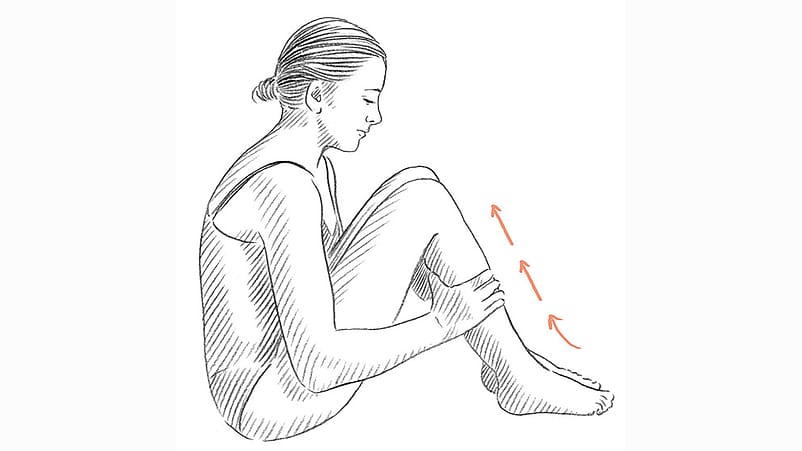 Illustration Une femme pose le bout de ses doigts de chaque côté, en bas du mollet.