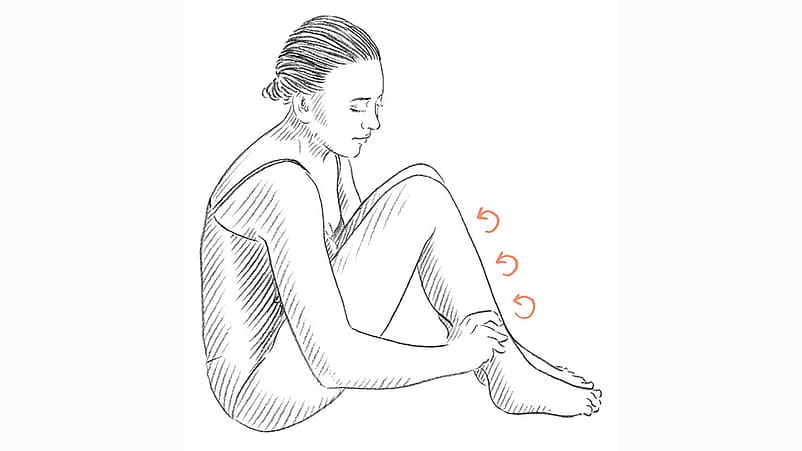 Illustration Une femme pose le bout de ses doigts de chaque côté, en bas du mollet.