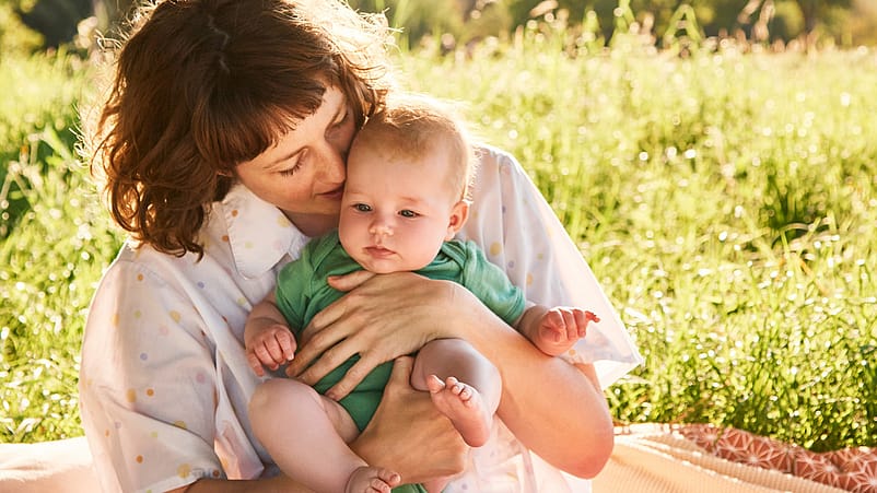 Madre abrazando a su bebé