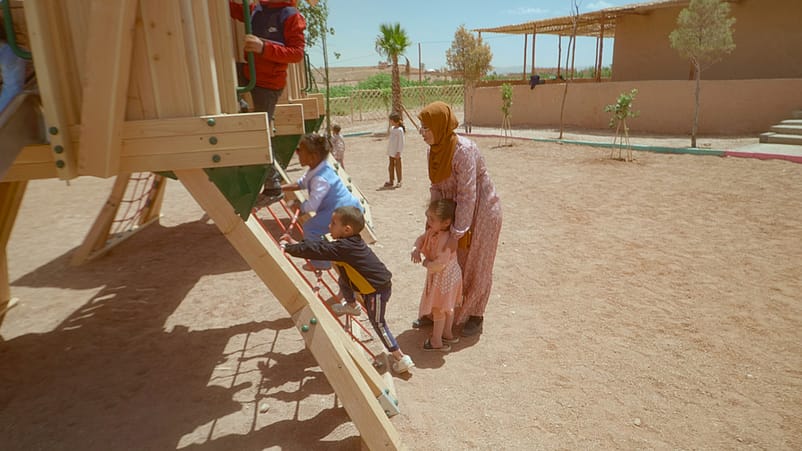 Kinder spielen auf dem Spielplatz in Marokko