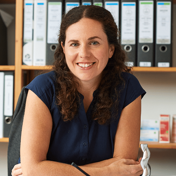 Mitarbeiterin am Schreibtisch