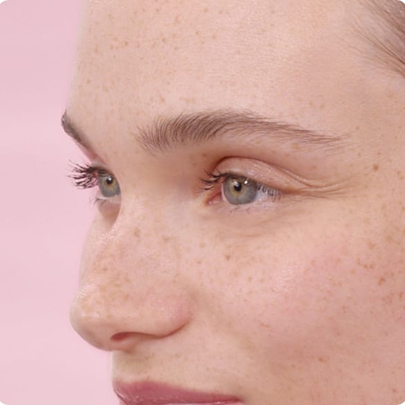 Junge Frau vor rosa Hintergrund