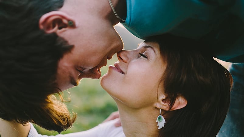 pareja siendo cariñosa