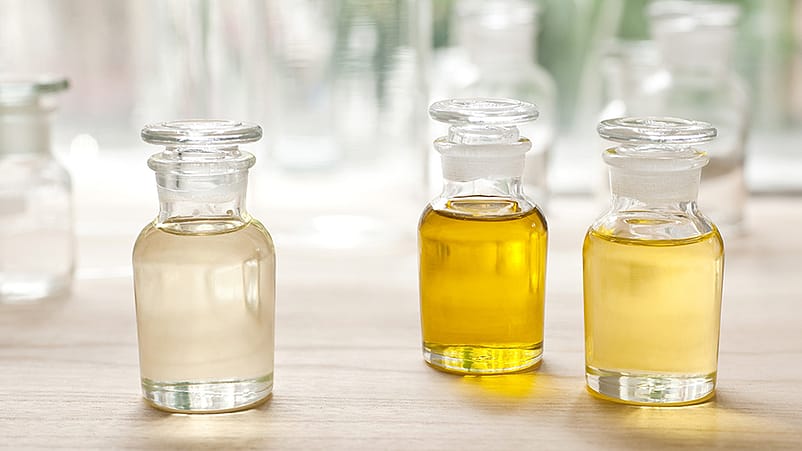 botellas de aceites naturales