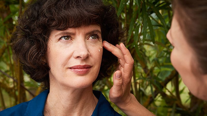 Ältere Frau in der Natur