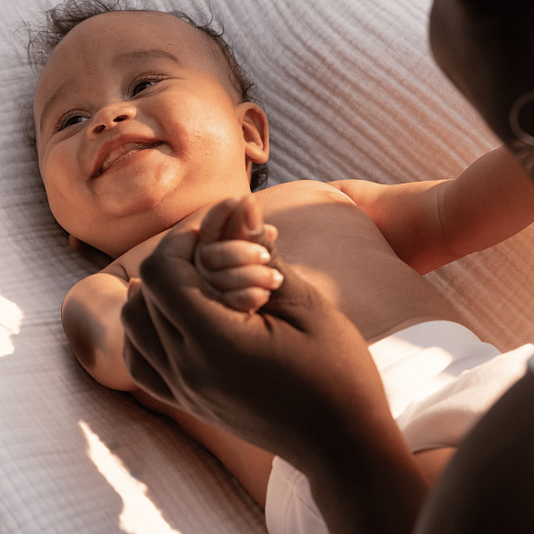 mère avec enfant sur la table à langer