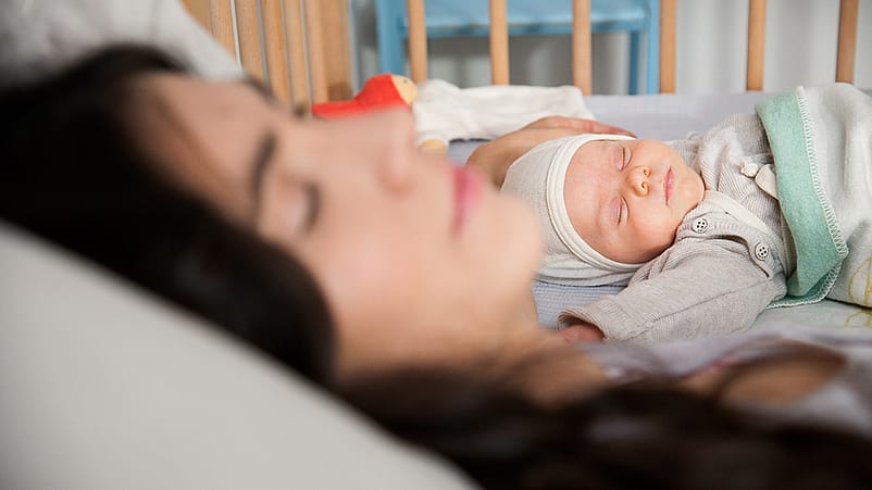 mamá y bebé durmiendo