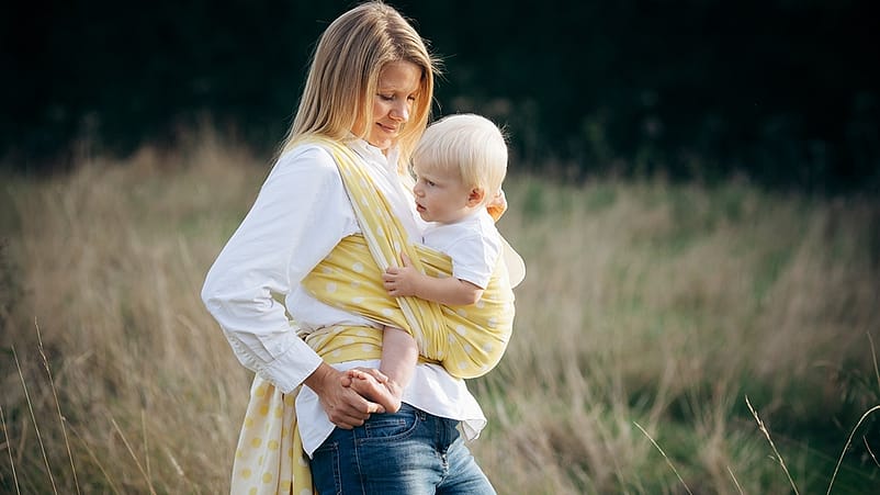 mujer con un bebé en porteo