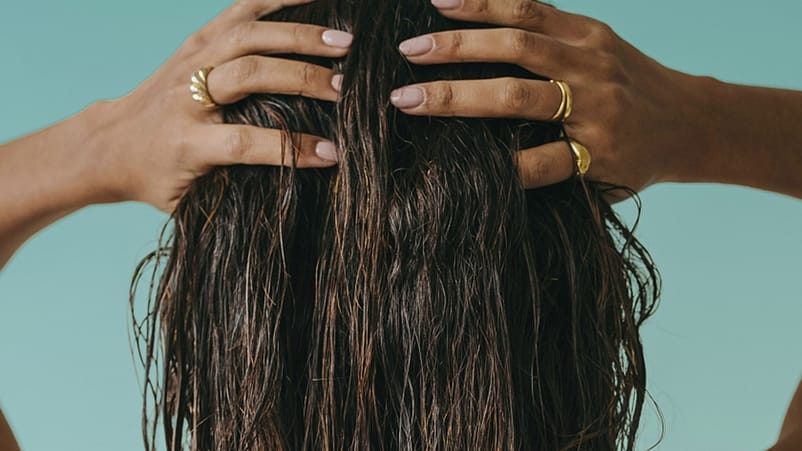 Femme se masse la tête