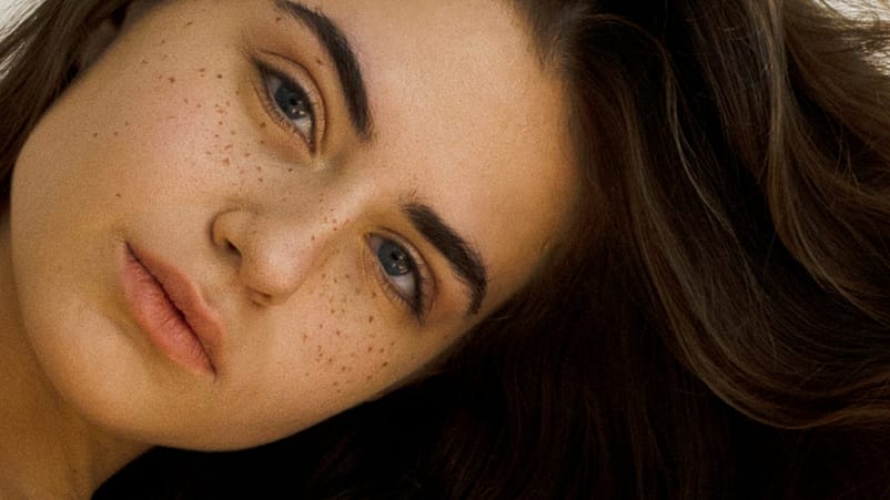 Frau mit braunen Haaren