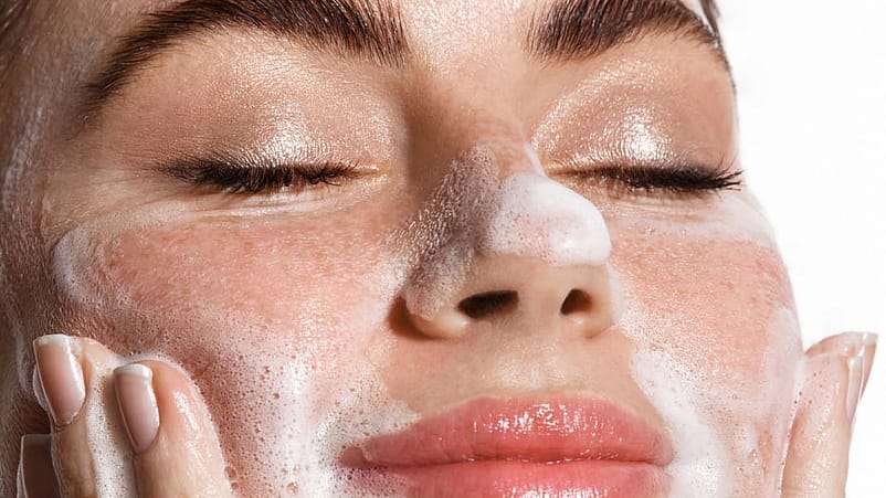 reinigungsschaum geschlossene Augen