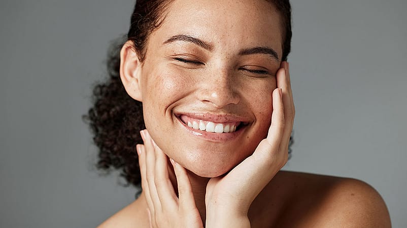 Jeune femme souriante