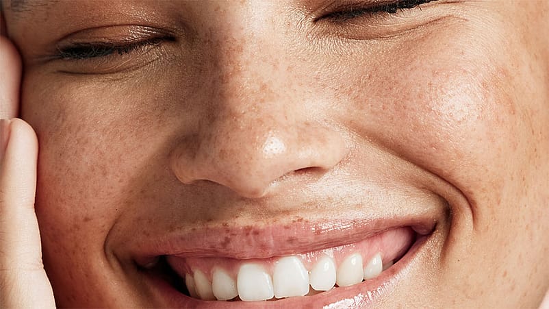 Nahaufnahme der laechelnden jungen Frau