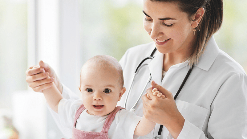 Pediatra sujetando a un bebé