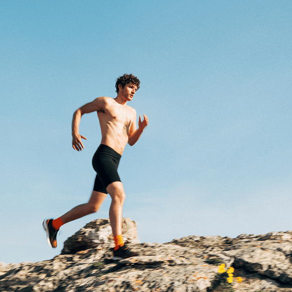 Mann joggt eine Klippe entlang