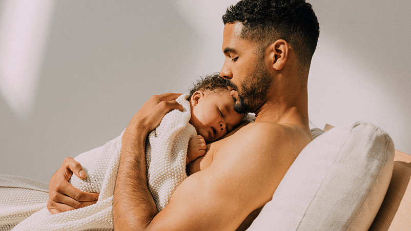 Padre en el momento piel con piel con su bebé