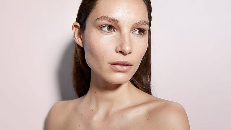 Jeune femme à la peau sensible